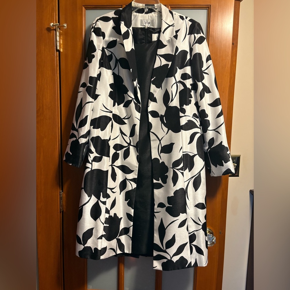 Le Suit 2-Piece Black Sleeveless Sheath Dress and Black and White Floral Topper
